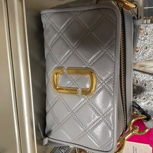 The Marc Jacobs
The Soft Shot 21 Crossbody Bag
Boxy silhouette
Logo emblem at fr